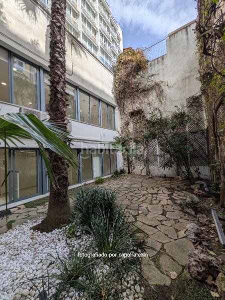 Foto ad585cef-5e37-4ff6-b399-9eb631edcf4d. Alquiler local comercial en ronda universitat 16 local con patio ajardinado disponible en Barcelona