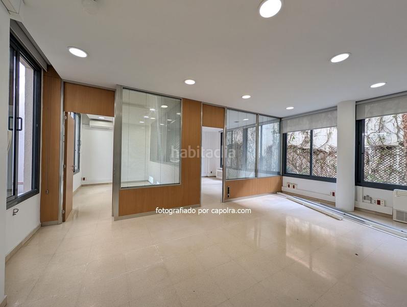 Foto a88c2d97-82a0-4f83-89f9-ac215a1b3908. Lloguer local comercial a ronda universitat 16 a Barcelona