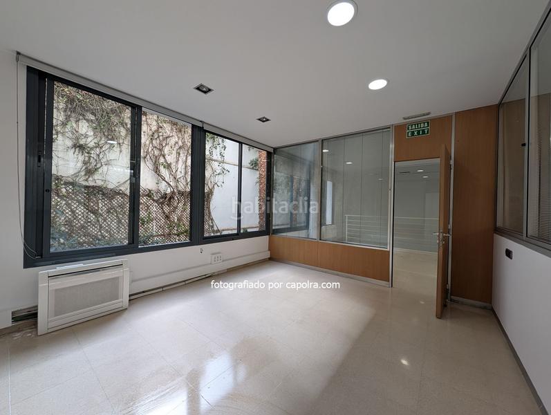 Foto fc3b412c-39b6-43d0-beaa-f7b5e4dc08b0. Lloguer local comercial a ronda universitat 16 a Barcelona