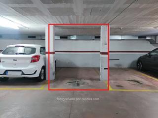 Parking coche en La Salut. Plaza de garaje en venta en la calle repartidor para coche peque