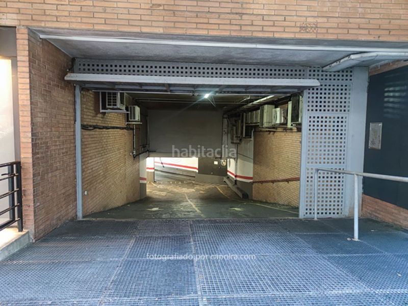 Foto ded5fa93-baba-4694-8ea9-bbc944adde68. Aparcament cotxe a Barri de les Corts Barcelona