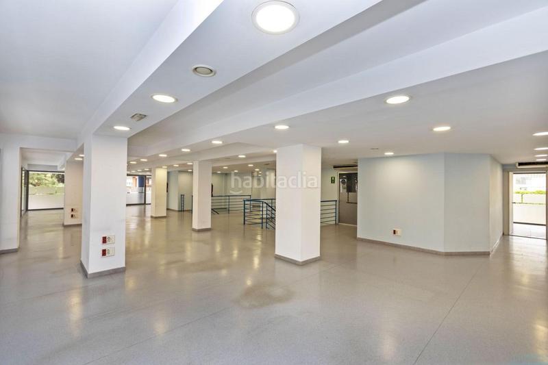 Foto 547ffa33-eda6-4c59-8be1-a9cc2ed8d87e. Alquiler local comercial  con gran fachada en Sants en Barcelona