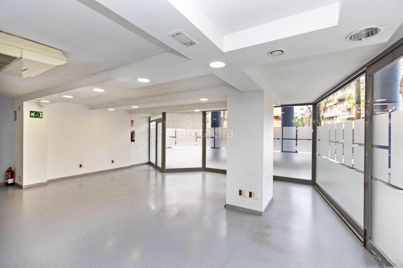 Foto c4105f20-06eb-4a7c-a585-374993b46166. Alquiler local comercial  con gran fachada en Sants en Barcelona
