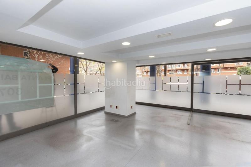 Foto e2bd5b1a-d78e-480f-ab67-20d12c6db9eb. Alquiler local comercial  con gran fachada en Sants en Barcelona