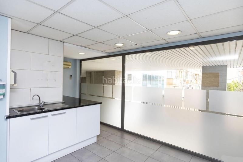 Foto fd28d9a1-4fa0-4c32-8715-5f5e423a3198. Alquiler local comercial  con gran fachada en Sants en Barcelona