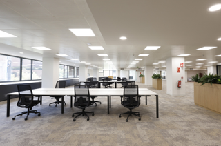 Rent Office space in Avila 61. Oficina en el 22 con terraza comunitaria