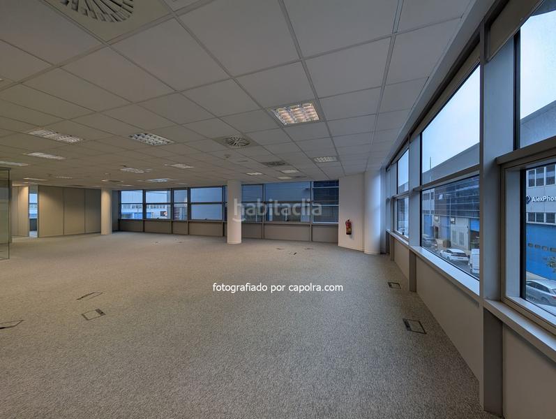 Foto b2a8edc5-70a6-451b-86a0-3f9dd89846a9. Alquiler oficina en edificio renovado con terraza en Badalona