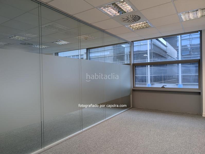 Foto c71a0c5a-e436-45b0-96b5-4ba997677684. Alquiler oficina en edificio renovado con terraza en Badalona