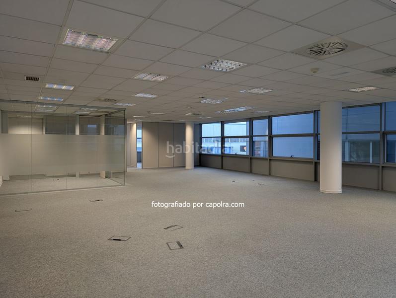 Foto c77700fc-38e7-4ca0-a563-161e78dd5aac. Alquiler oficina en edificio renovado con terraza en Badalona