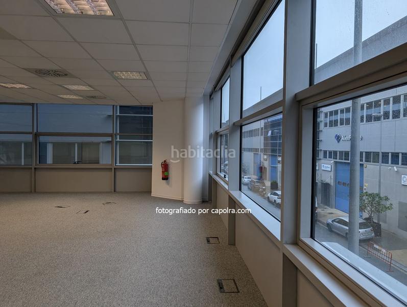 Foto fd4cfb8d-ec78-4227-8908-bbe575b77fc6. Alquiler oficina en edificio renovado con terraza en Badalona