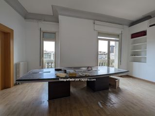 Miete Büro  Plaça francesc macia. Ubicada en plaza francesc macià