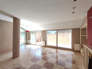 Rent Triplex in Poble Nou. Tríplex en alquiler con box incluido