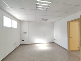 Gesch�ftsraum in La Balconada-Cal Gravat. Espacioso almac�n polivalente con oficina y altillo  cal gravat,