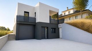 Casa in Calders. Casa sostenible de nueva construcción en una urbanización famili