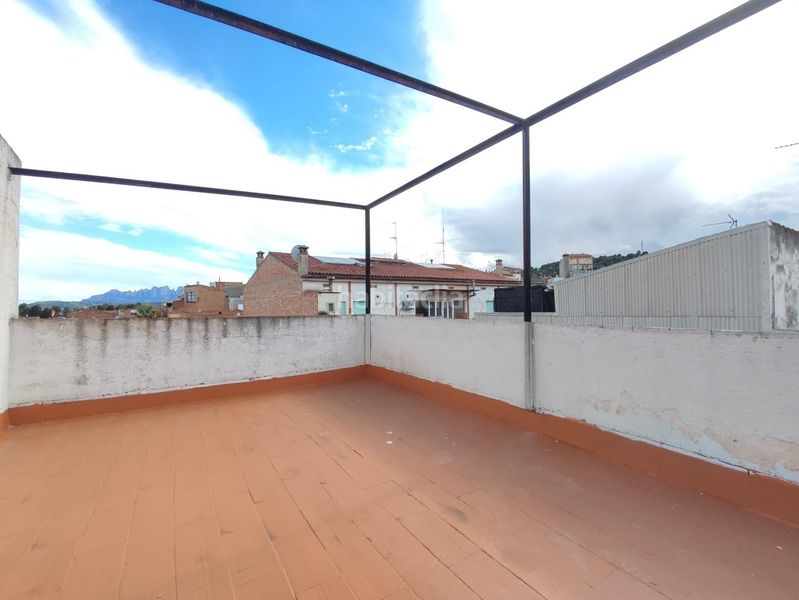 Foto 5d2d1c33-4b25-4f90-841d-3df41462a830. Casa adosada casa para reformar con terraza, garaje y vistas a montserrat en Sant Joan de Vilatorrada