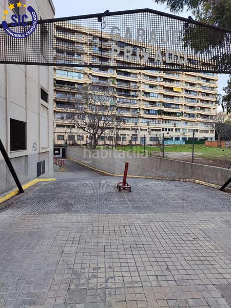 Foto 2c872eca-ce38-4bfe-8148-7e93ccc831b4. Aparcament cotxe a El Botànic Valencia