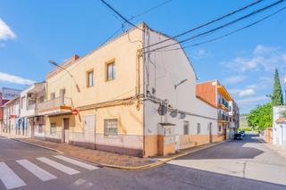 Masia  Avenida constitucion. Gran casa esquinera en chella
