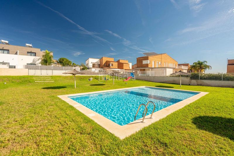 Foto 670c74d4-6c2f-4cc9-a799-5954a6b3c5a1. Maison jumelée avec chauffage parking piscine dans San Antonio de Benagéber