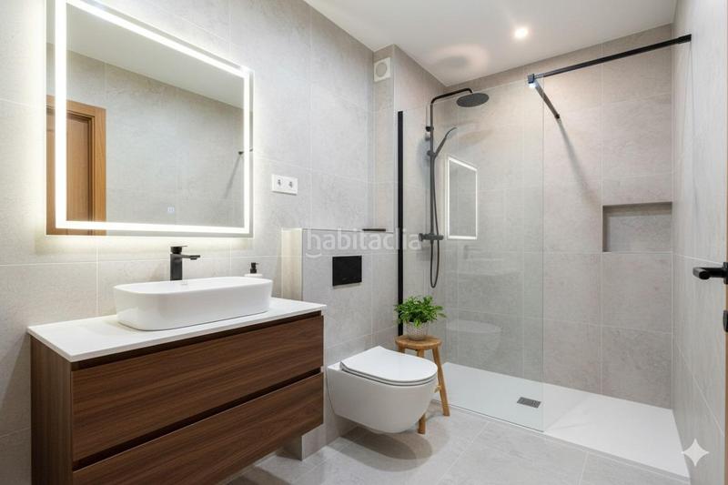 Foto cfa29e32-0e4b-4e4f-815b-550d56649796. Piso en dr. lluch, vivienda del 2002. 2 baños. en Valencia