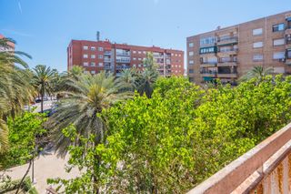 Flat  Avenida malvarrosa. Vive junto al mediterr�neo! luminoso piso de 4 dorm. en av. malv