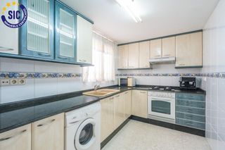 Pis  Avenida malvarrosa. Vive junto al mediterráneo! luminoso piso de 4 dorm. en av. malv