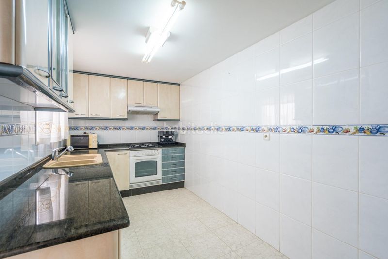 Piso vive junto al mediterráneo! luminoso piso de 4 dorm. en av. malvarrosa en Valencia - Imagen 18