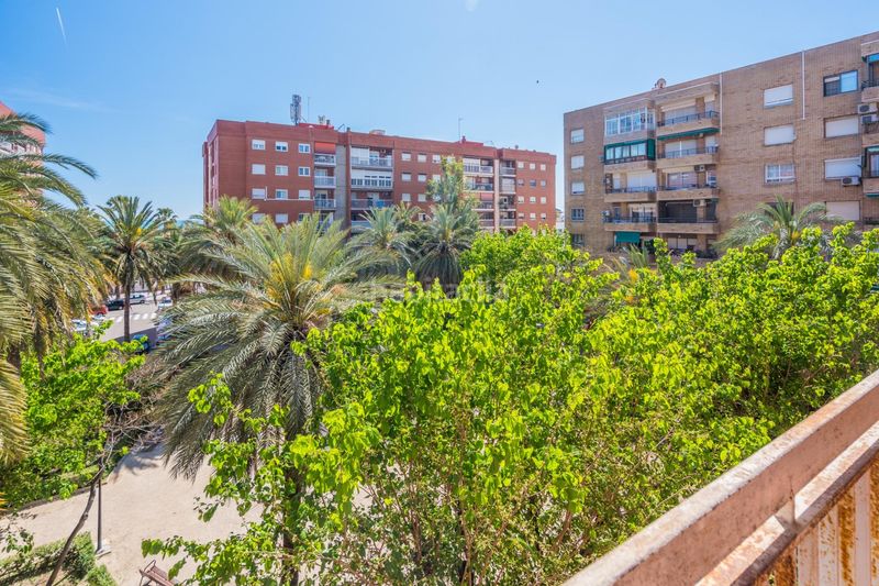 Piso vive junto al mediterráneo! luminoso piso de 4 dorm. en av. malvarrosa en Valencia