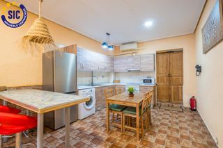 Ground floor  Calle de la reina. Encantador bajo vivienda reformado con garaje privado en pleno c