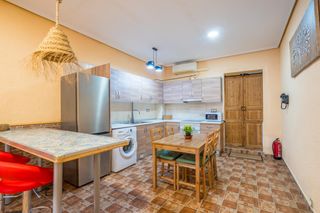 Planta baixa  Calle de la reina. Encantador bajo vivienda reformado con garaje privado en pleno c