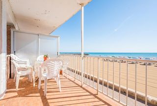 Apartament  Calle mare nostrum-pe. Apartamento en primera linea de playa en el perell� con amplia t