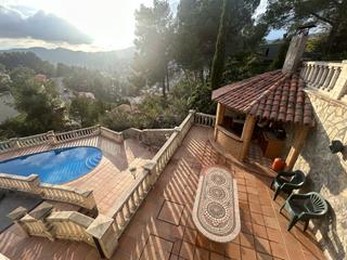 Chalet à Corbera de Llobregat. Chalet esquinero a la venta