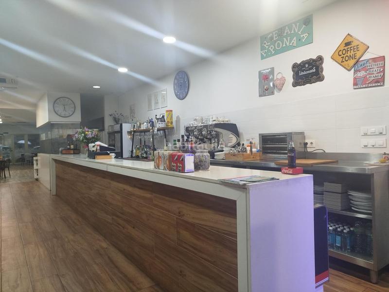Foto 2d85d2ea-094c-46bb-96bf-f98b6cc8cdf6. Alquiler local comercial trapasamos cafetería en pleno funcionamiento! . en Manises