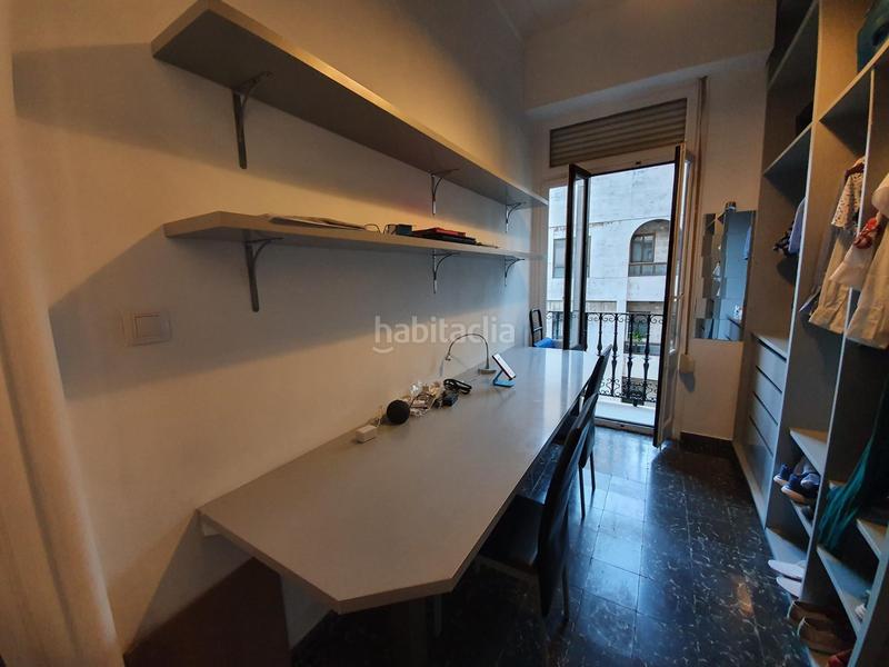 Foto 22d460d1-3f0f-436e-a780-97ab22c3ed80. Alquiler piso precioso piso en la calle adressadors con 6 balcones. en Valencia