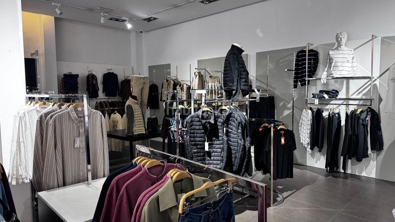 Foto 3f72839e-74a0-4574-99d3-0828279b461a. Traspaso local comercial traspaso de local, tienda de ropa en pleno funcionamiento en Valencia