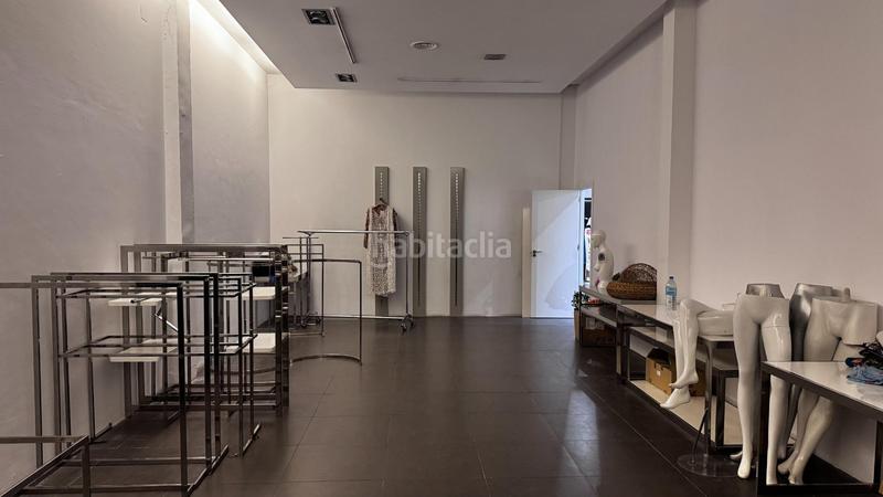 Foto b7876fc2-fbb6-448b-a03a-0fc7de7b4f35. Traspaso local comercial traspaso de local, tienda de ropa en pleno funcionamiento en Valencia