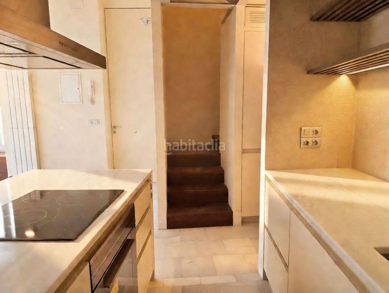 Piso ático dúplex con terraza junto a la plaza de la virgen en Valencia - Imagen 19