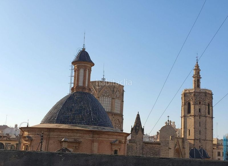 Piso ático dúplex con terraza junto a la plaza de la virgen en Valencia - Imagen 7