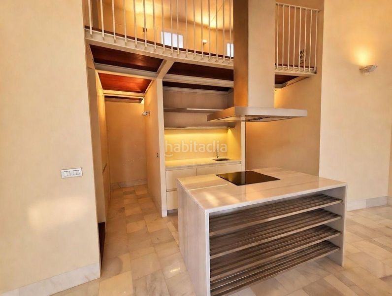 Piso ático dúplex con terraza junto a la plaza de la virgen en Valencia - Imagen 5