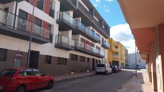 Piso en Calle el azud 22. Piso con 2 habitaciones con ascensor