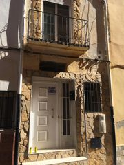 Semi detached house in Carrer montestruch 4. Casa adosada con 2 habitaciones