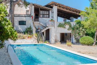 Haus in Avinguda de rafael casanova 3. Encantadora masía histórica en esparraguera con vistas