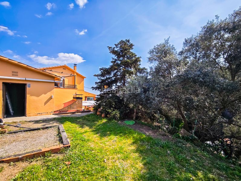 Foto bbaa04f6-bc8e-40c2-a3d1-abe91cf60ee9. Casa amb xemeneia calefacció aparcament a Sarrià Barcelona