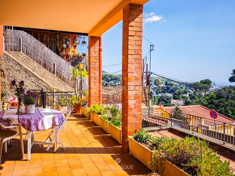 Foto e84c962a-cac9-444e-9850-2d377d4b4f38. Casa amb xemeneia calefacció aparcament a Sarrià Barcelona