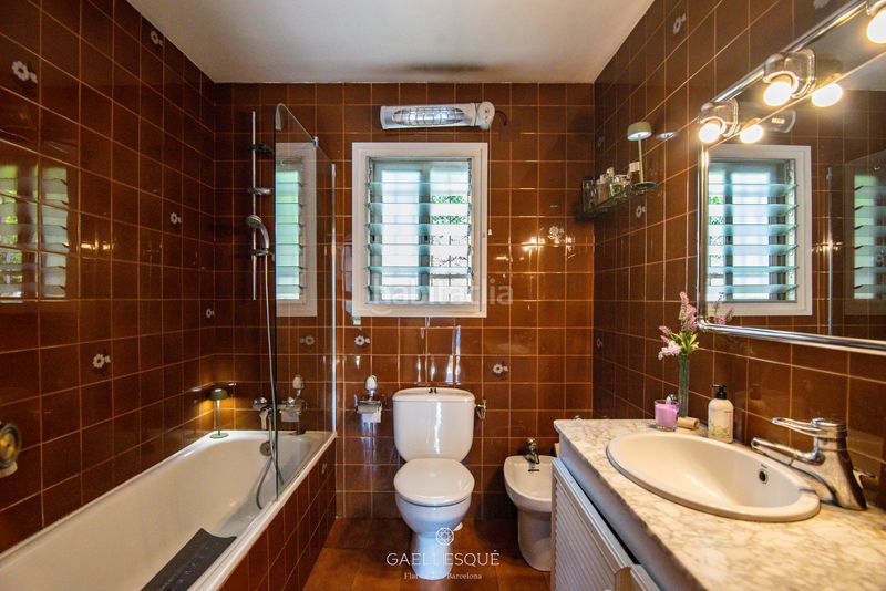 Foto f2e85d04-fdb7-46fd-bc3f-b7108fac41a8. Casa amb xemeneia calefacció aparcament a Sarrià Barcelona