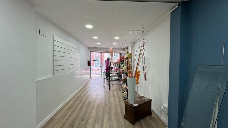 Foto 7513c10f-ec0c-49d0-a2f0-ab87fc02c5aa. Alquiler local comercial en plaza de mossèn jacint verdaguer 7 en Terrassa