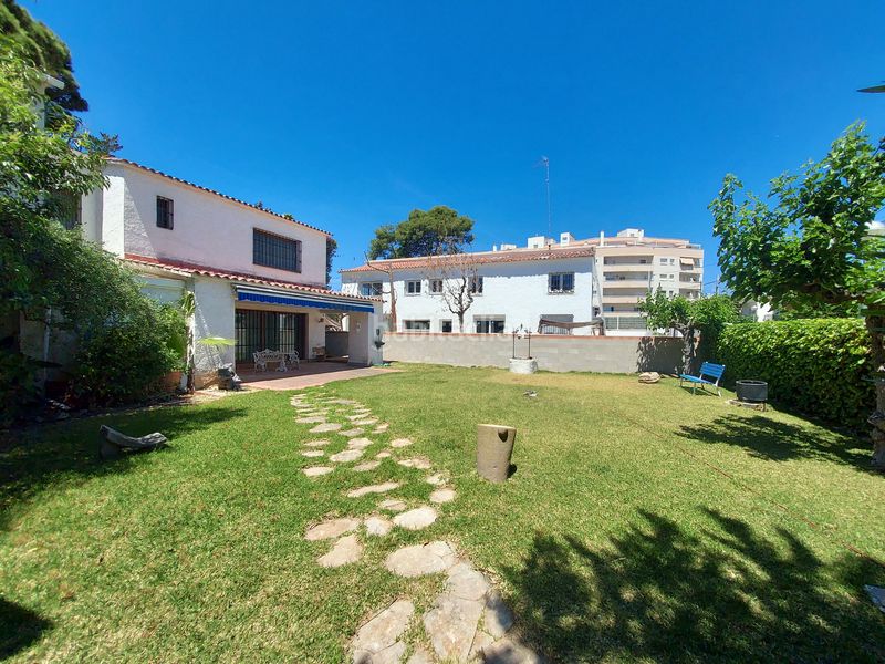 Foto b61e4b85-b9aa-41c3-8404-e714410bc105. Xalet amb xemeneia a Coma-ruga platja Coma-ruga