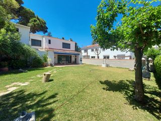 Xalet  Carrer de i'emperador trajano. Gran chalet con jardín a 5 min. de la playa