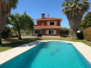 Chalet  Carrer narcís oller. ¡chalet con gran jardín y piscina!