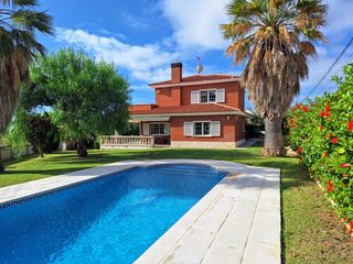 Chalet  Carrer narcís oller. ¡chalet individual con gran jardín y piscina!