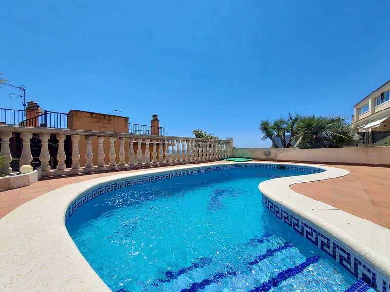 Foto 4d9fadde-dd31-4605-8213-60417150c613. Casa aparellada amb xemeneia aparcament piscina a Coma-ruga